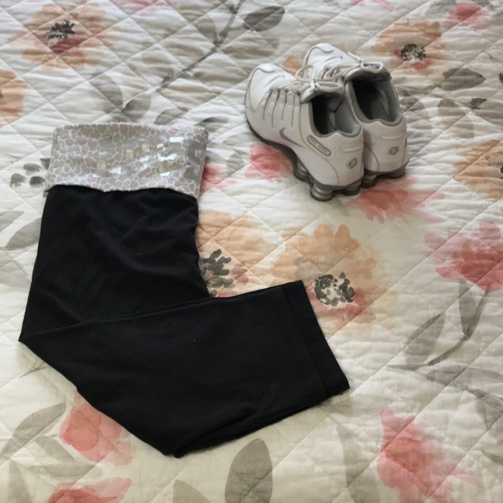 Victoria’s Secret PINK leopard cropped leggings